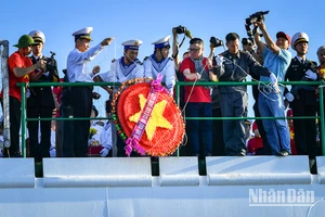 [Ảnh] Các nhà báo rưng rưng xúc động tại Lễ tưởng niệm các chiến sĩ hy sinh ở Gạc Ma