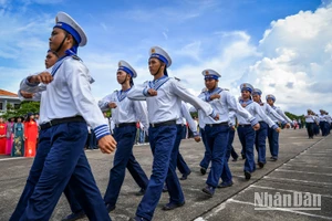 [Ảnh] Xúc động, tự hào buổi lễ chào cờ và duyệt đội ngũ trên đảo Trường Sa