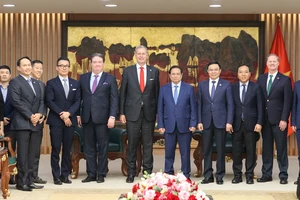Thủ tướng Phạm Minh Chính và ông Steven Kobos, Chủ tịch kiêm Giám đốc điều hành Tập đoàn Excelerate Energy (Hoa Kỳ).