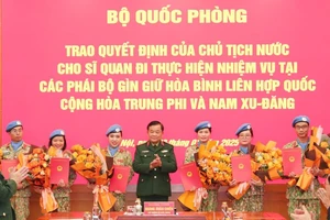 Thượng tướng Hoàng Xuân Chiến thừa ủy quyền của Chủ tịch nước và Bộ trưởng Quốc phòng trao Quyết định cho các sĩ quan đi thực hiện nhiệm vụ tại các phái bộ gìn giữ hòa bình Liên hợp quốc tại Cộng hòa Trung Phi và Nam Sudan.