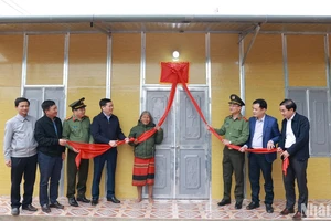 Lãnh đạo Bộ Công an và tỉnh Quảng Trị bàn giao nhà mới cho người dân tại huyện miền núi Hướng Hóa.
