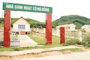 Các công trình phúc lợi như Nhà sinh hoạt cộng đồng, trường học ở xã Ea Yiêng được xây dựng kiên cố nhưng bị bỏ hoang ba năm nay.