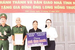 Bộ Chỉ huy Quân sự tỉnh Đắk Nông và Vietcombank chi nhánh Đắk Nông trao nhà mới tặng gia đình cựu chiến binh khó khăn về nhà ở.