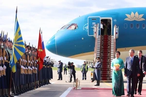 Tổng Bí thư Tô Lâm và Phu nhân đến Thủ đô Moskva, bắt đầu chuyến thăm chính thức Liên bang Nga và dự Lễ kỷ niệm 80 năm Ngày Chiến thắng trong Chiến tranh Vệ quốc vĩ đại. (Ảnh: THỐNG NHẤT/TTXVN)