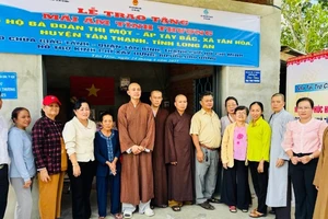 Đại diện chùa Giác Tánh (Phường 8, quận Tân Bình, Thành phố Hồ Chí Minh) trao tặng mái ấm tình thương tại Long An.