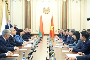 Tổng Bí thư Tô Lâm hội kiến Chủ tịch Thượng viện Natalya Kochanova và Chủ tịch Hạ viện Igor Sergeyenko của Belarus. (Ảnh: Thống Nhất/TTXVN)