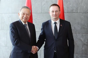 Tổng Bí thư Tô Lâm gặp Thủ tướng Belarus Aleksandr Turchin. (Ảnh: Thống Nhất/TTXVN)