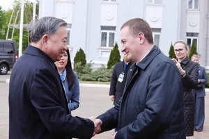 Tổng Bí thư Tô Lâm và Thủ tướng Belarus Aleksandr Turchin thăm Nhà máy máy kéo Minsk. (Ảnh: Thống Nhất – TTXVN)
