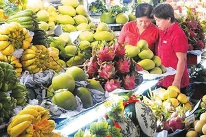 Tiểu thương các chợ loại I và chợ đầu mối sẽ nằm trong danh sách ưu tiên vận động chuyển đổi thành doanh nghiệp. Trong ảnh: Người tiêu dùng mua hàng tại chợ Bến Thành. (Ảnh: nhandan.vn)