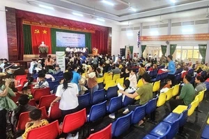 Đông đảo người dân trên địa bàn huyện Ea H'leo đến dự chương trình Ngày hội sức khỏe Ea H'leo để được khám bệnh và cấp thuốc miễn phí. (Ảnh: Báo Nhân Dân)