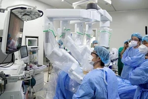 Các bác sĩ Bệnh viện K thực hiện ca phẫu thuật bằng robot cho bệnh ung thư đường tiêu hóa. (Ảnh: nhandan.vn) 