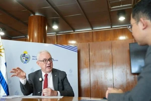 Bộ trưởng Ngoại giao Uruguay Mario Lubetkin phát biểu trong một cuộc phỏng vấn độc quyền với Tân Hoa xã tại Montevideo, Uruguay, ngày 6/5/2025. (Ảnh: THX)