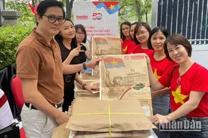 Độc giả háo hức nhận phụ san đặc biệt của Báo Nhân Dân.