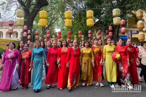 Du khách tham quan Di tích Hoàng thành Thăng Long.