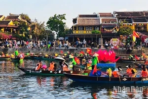 Du khách tham quan phố cổ Hội An trong dịp nghỉ lễ 30/4, 1/5. (Ảnh: HỮU TUÂN)