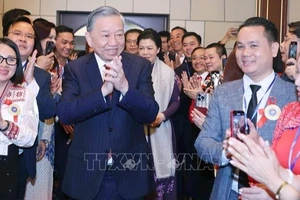 Tổng Bí thư Tô Lâm và Phu nhân gặp gỡ cán bộ, nhân viên Đại sứ quán cùng đại diện cộng đồng người Việt Nam tại Liên bang Nga. (Ảnh: TTXVN)