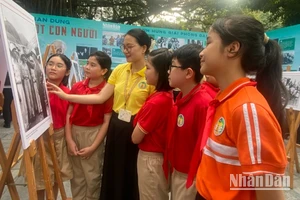 Học sinh Trường tiểu học Tràng An đến tham quan, tìm hiểu về cuộc đời, sự nghiệp và tấm gương đạo đức của Chủ tịch Hồ Chí Minh.
