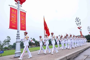 Đúng 6 giờ, đoàn quân kỳ Quyết Thắng thực hiện các nghi thức buổi lễ chào cờ thiêng liêng. (Ảnh: MINH ĐỨC/TTXVN)