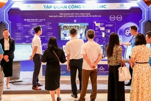 Gian trưng bày CMC tại triển lãm Kinh tế tư nhân bên lề Hội nghị toàn quốc quán triệt, triển khai Nghị quyết 66 và Nghị quyết 68.