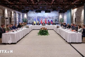Ngoại trưởng Thổ Nhĩ Kỳ Hakan Fidan (giữa) chủ trì cuộc họp giữa phái đoàn Nga và Ukraine tại Istanbul ngày 16/5/2025. (Ảnh: THX/TTXVN)