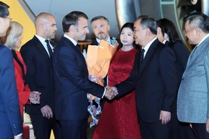 Chủ nhiệm Văn phòng Chủ tịch nước Lê Khánh Hải đón Tổng thống Cộng hòa Pháp Emmanuel Macron và Phu nhân tại Sân bay quốc tế Nội Bài. (Ảnh: An Đăng/TTXVN)