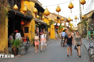 Hội An là điểm đến hấp dẫn cho những người đi xe đạp muốn trải nghiệm cảnh quan đa dạng của Việt Nam. (Ảnh: TTXVN)