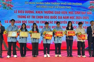 Trao phần thưởng tặng các học sinh đoạt giải Nhất kỳ thi học sinh giỏi quốc gia.