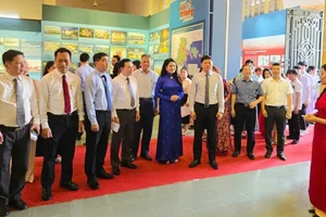 Các đại biểu tham quan trưng bày.