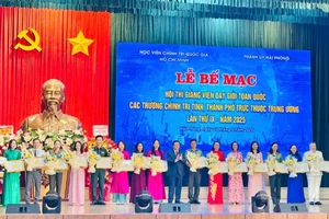 Trao Bằng khen cho các đồng chí giảng viên xuất sắc tiêu biểu.