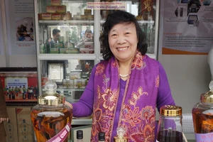 PGS.TS Nguyễn Thị Chính bên những sản phẩm từ nấm dược liệu. Ảnh: Quỳnh Hoa