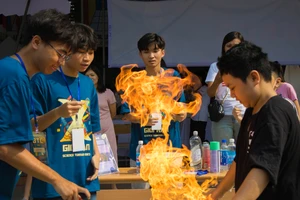 Một gian thí nghiệm thú vị thu hút nhiều sự chú ý của nhiều người tại sự kiện Science Tornado 2023. Ảnh | Khánh Chi 