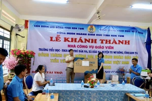 Công đoàn ngành giáo dục đã có nhiều sáng kiến chăm lo đời sống cho công đoàn viên. Trong ảnh: Phó Chủ tịch Công đoàn Giáo dục Việt Nam Đặng Hoàng Anh khánh thành Nhà công vụ giáo viên tạ Đăk Na (Tu Mơ Rông, Kon Tum)