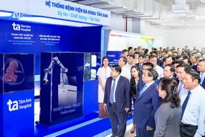 Thủ tướng Phạm Minh Chính cùng các lãnh đạo thăm gian hàng giới thiệu của Bệnh viện Đa khoa Tâm Anh tại Triển lãm quốc tế đổi mới sáng tạo Việt Nam 2023. Ảnh | Tâm An