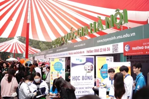 Đông đảo sinh viên đến gian hướng nghiệp của Trường ĐH Quốc gia Hà Nội để được tư vấn chuyên sâu về phương thức tuyển sinh tăng cơ hội trúng tuyển, các gói hỗ trợ học tập.