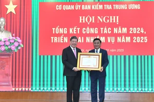 Đồng chí Trần Cẩm Tú, Ủy viên Bộ Chính trị, Thường trực Ban Bí thư, Chủ nhiệm Ủy ban Kiểm tra Trung ương trao Bằng khen của Thủ tướng Chính phủ tặng Cơ quan Ủy ban Kiểm tra Trung ương. (Ảnh: ĐĂNG KHOA)