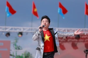 Ca sĩ Tùng Dương gây xúc động khi hát Quốc ca Việt Nam tại Nhật Bản. (Ảnh: NVCC)