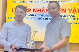 Đại diện Khu Di tích Chủ tịch Hồ Chí Minh tại Phủ Chủ tịch tiếp nhận hiện vật do gia đình ông Vũ Thanh Tùng trao tặng.
