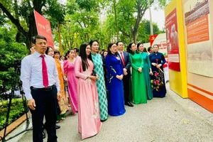 Các đại biểu tham quan Triển lãm Quốc gia “Chủ tịch Hồ Chí Minh - Tinh hoa dân tộc, tầm vóc thời đại”.