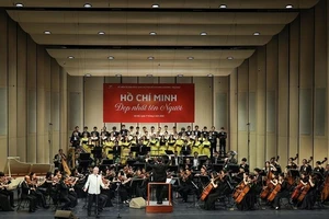 Chương trình là bản hòa ca nghệ thuật kỷ niệm 135 năm Ngày sinh Chủ tịch Hồ Chí Minh. (Ảnh: HGO)