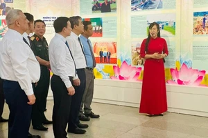 Các đại biểu tham quan Triển lãm.