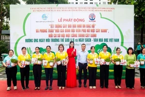 Hoa hậu Môi trường Thế giới 2023 Nguyễn Thanh Hà (áo dài đỏ) tham gia Lễ phát động “Tết trồng cây đời đời nhớ ơn Bác Hồ”. 