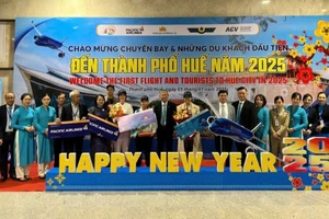 Vietnam Airlines chào đón những hành khách đầu tiên nhân dịp năm mới 2025 tại Cảng Hàng không quốc tế Phú Bài, Thừa Thiên Huế.