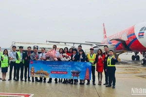 Chào đón chuyến bay đầu tiên của AirAsia Cambodia tới Hà Nội.