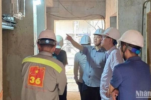 Tổng Giám đốc VATM Nguyễn Công Long (thứ 3 từ phải sang) kiểm tra hạng mục tháp không lưu Cảng hàng không quốc tế Long Thành.