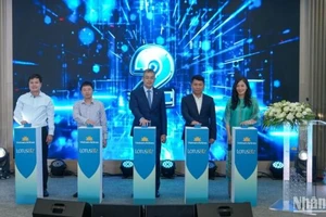 Ông Nguyễn Quốc Hùng, Cục trưởng Cục Quản trị (Văn phòng Chính phủ); ông Nguyễn Cao Cường, Phó Tổng Giám đốc Tổng công ty Cảng hàng không Việt Nam và ông Đặng Ngọc Hoà, Chủ tịch Hội đồng quản trị ra mắt chương trình LotusBiz.