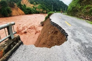 Mưa lũ làm sạt lở đường tại khu vực phía bắc.