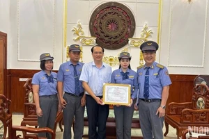 Ông Trần Anh Tuấn, Phó Tổng Giám đốc Tổng công ty Đường sắt Việt Nam trao thưởng “nóng” tập thể tổ tàu SE4.