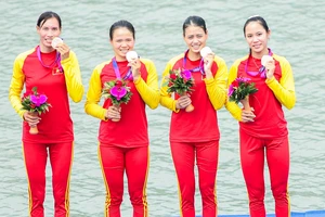 Phạm Thị Thảo (ngoài cùng, bên trái).