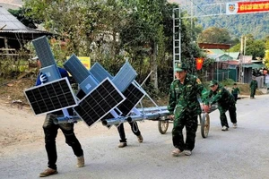 Đồn Biên phòng Mỹ Lý cùng Đoàn Thanh niên xã Bắc Lý, huyện Kỳ Sơn lắp đặt công trình “Ánh sáng đường biên”.