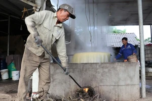 Mật được nấu bằng phương pháp thủ công, đòi hỏi sự tỉ mỉ, chuyên tâm và kiên nhẫn.